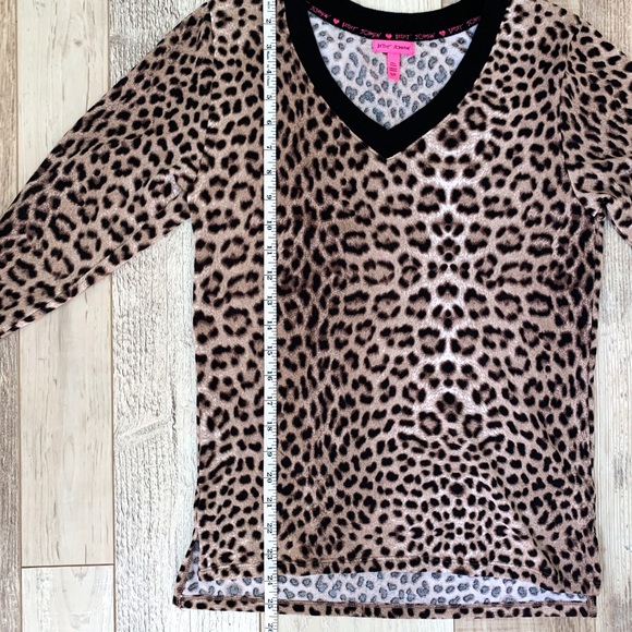 Betsy Johnson Leopard Print Sweater - Picture 6 of 6